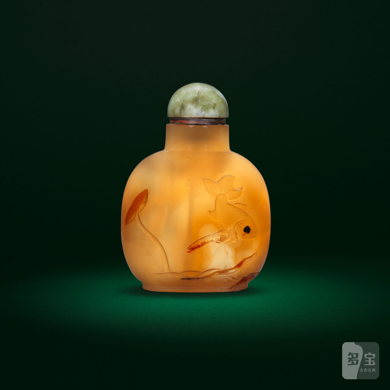 十八/十九世紀 瑪瑙巧雕雙魚紋鼻煙壺 | A CHALCEDONY AGATE 'FISH' SNUFF BOTTLE - 图2